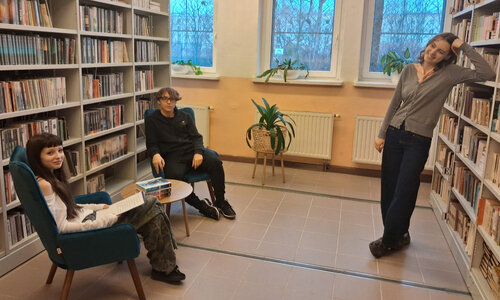 „Odjazdowe” regały jezdne w bibliotece